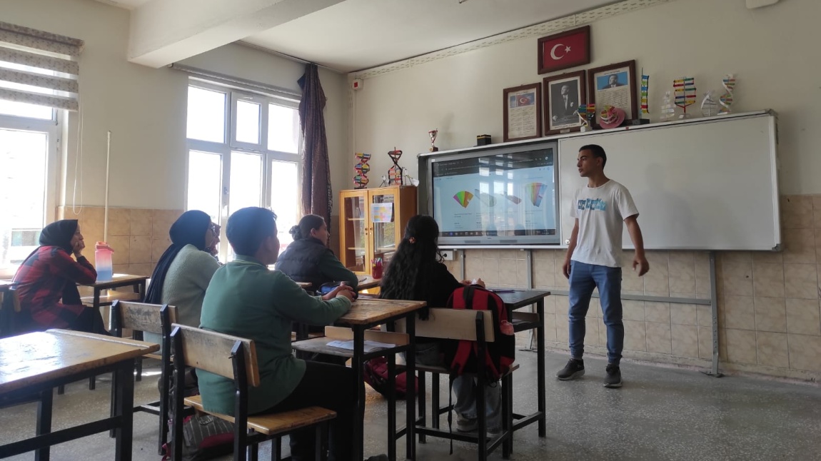 Okulumuz mezun öğrencilerinden Nevşehir Anadolu Lisesi öğrencisi İrfan YAVUZ tarafından 8.sınıf öğrencilerimize sınava yönelik tüyolar, çalışma stili sınavla alan okullar hakkında çeşitli sorulara yanıt verdi.